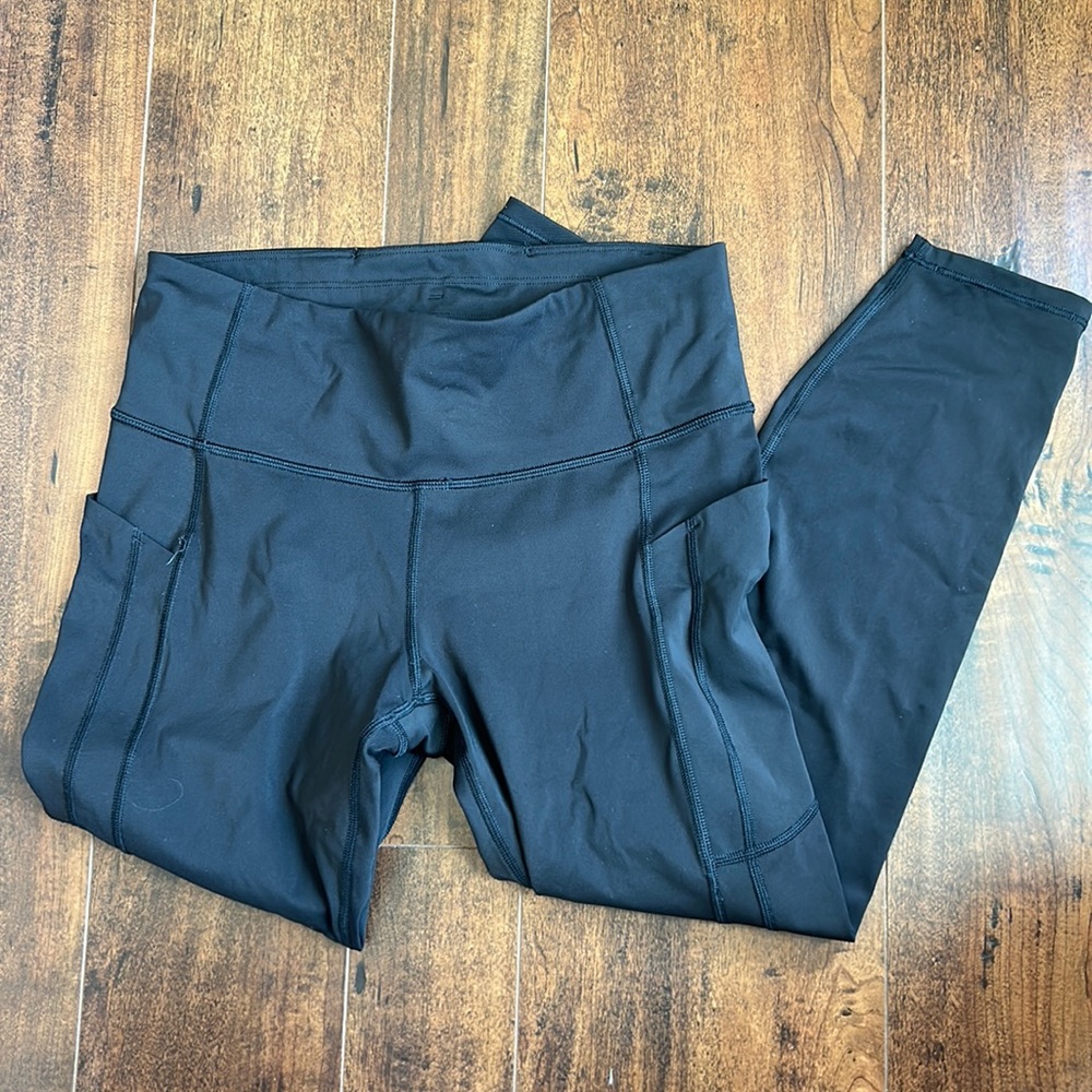 Athleta Ultimate Stash 7/8 Legging Size Medium women’s with pockets Black